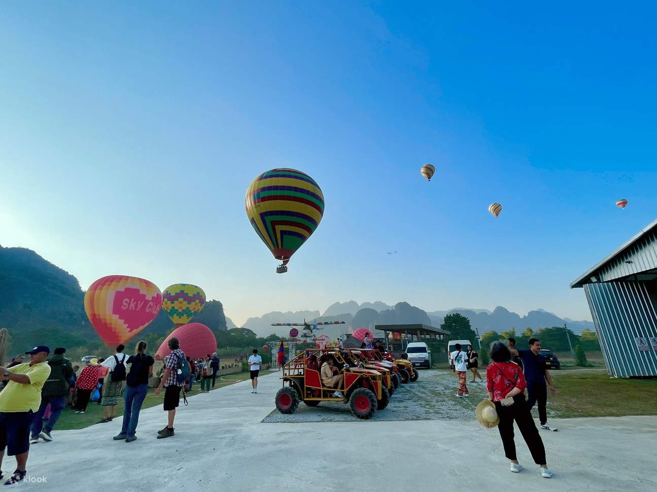 Globo aerostático y paramotor en Vangvieng