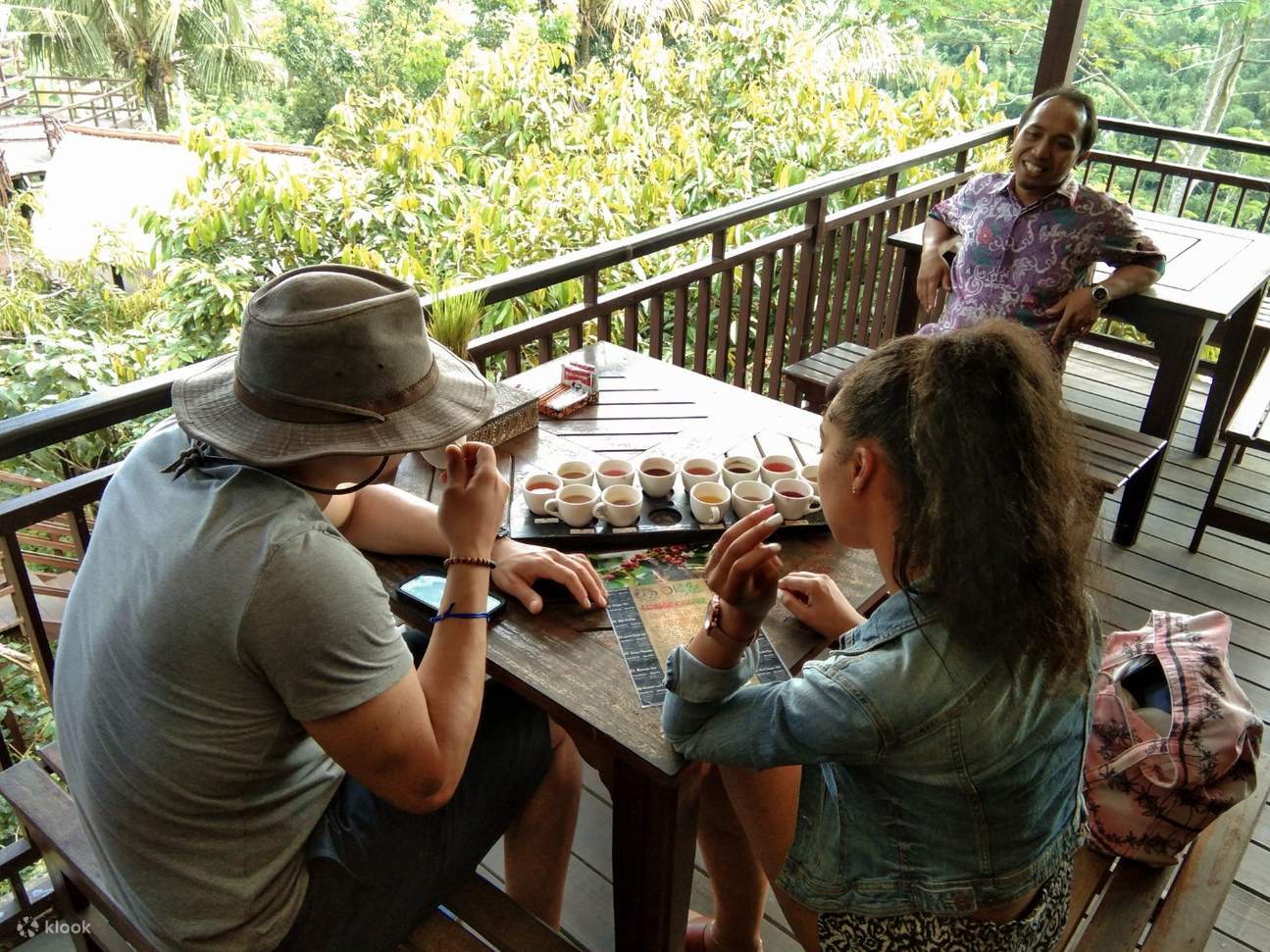 coppia che prova il caffè a Bali