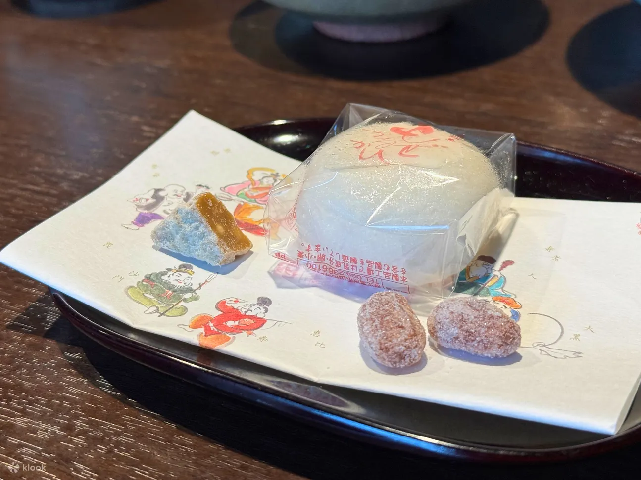 鹿儿岛当地的糖果搭配一碗抹茶。