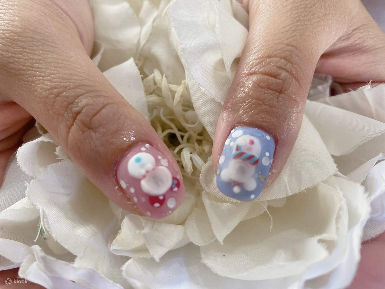 Located next to a famous theme park, combine your travel itinerary and easily experience the fun of character-themed nail art.