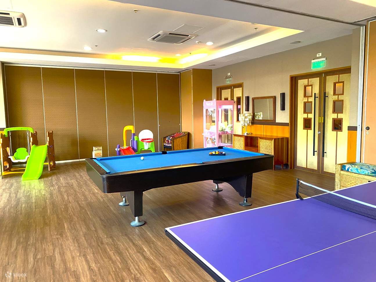 Мужчина устанавливает бильярдный стол