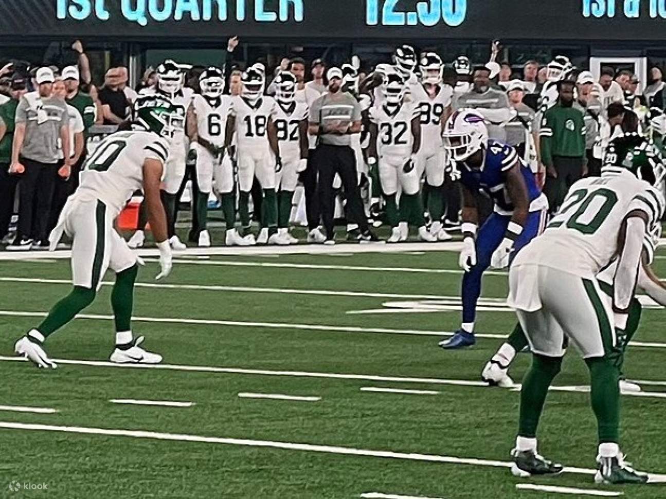 Biển người xanh trắng tràn ngập bãi đỗ xe, hàng ngàn người hâm mộ cuồng nhiệt tiếp thêm năng lượng cho ngày thi đấu