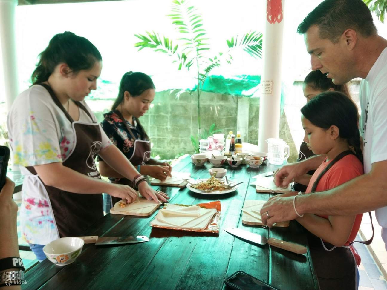 観光客は料理教室を楽しみます