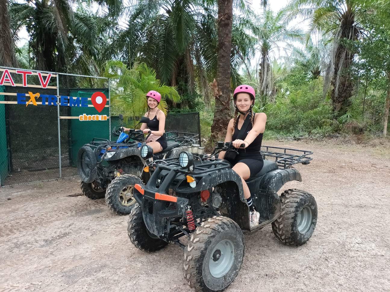 2 wanita bersedia untuk ATV