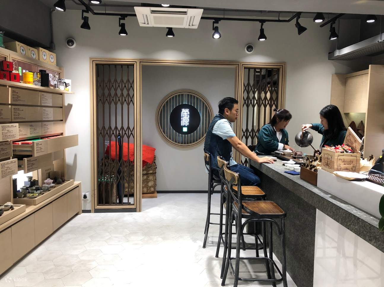 mencicipi teh di Wing Yuen Tea House di Central