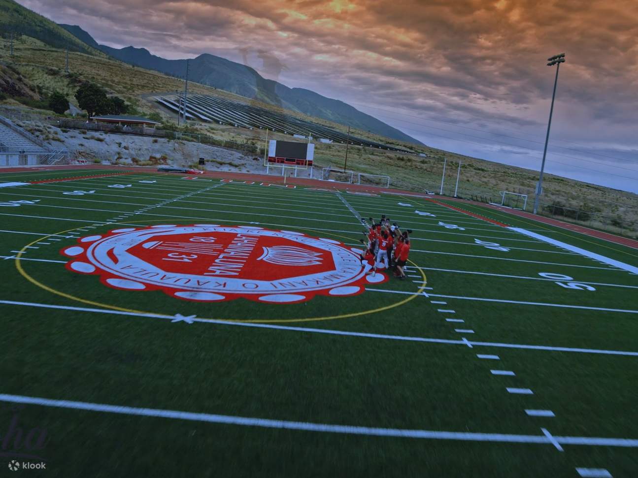 Elévate sobre los verdes campos abiertos de Lahainaluna, rodeado de montañas y cielos brillantes de la isla