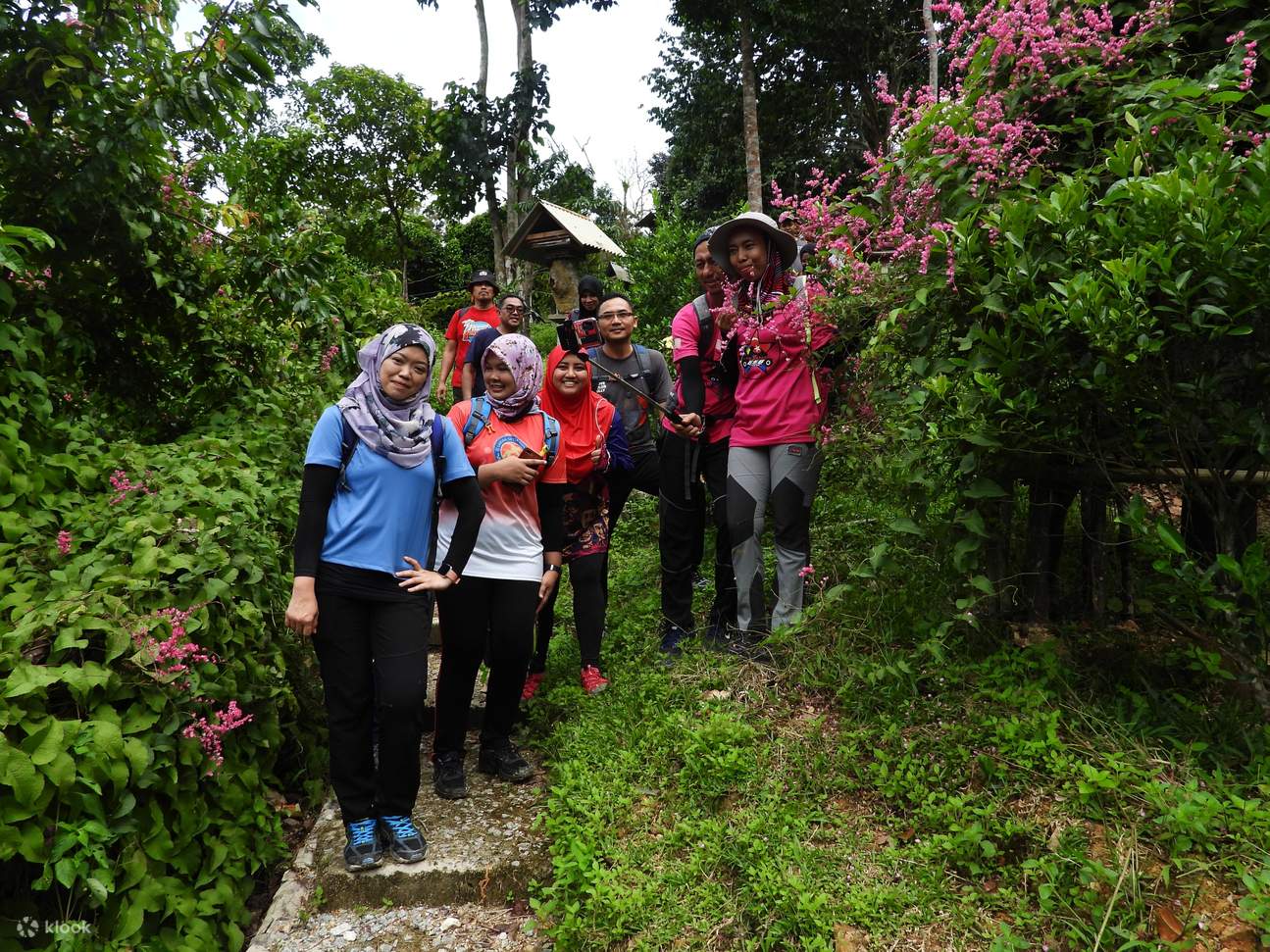Sekelompok orang berpose untuk foto