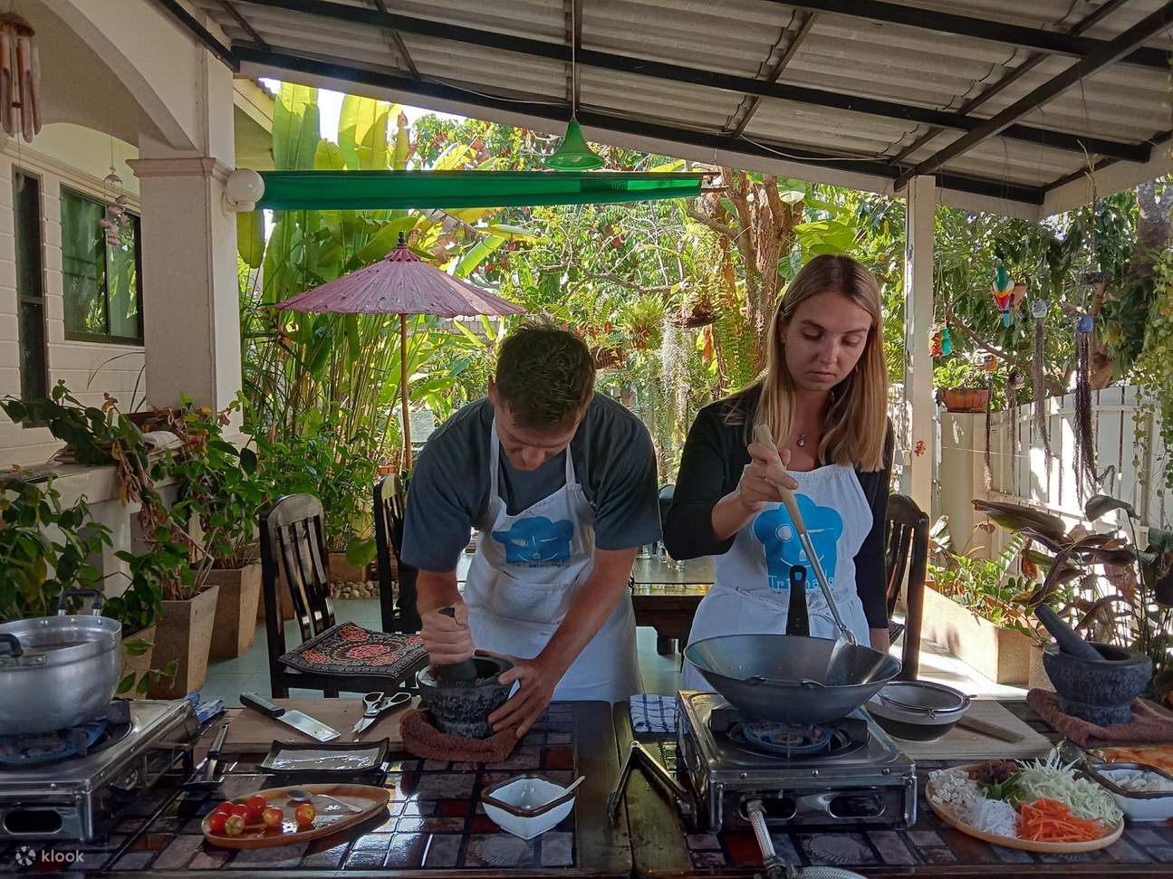Kochen Sie klassische thailändische Gerichte in einem Kochkurs im heimischen Stil.