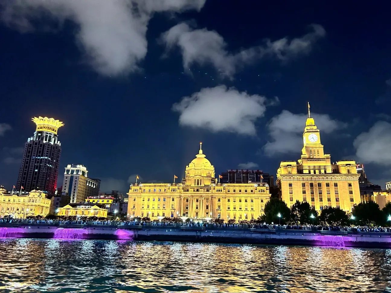 上海外滩，一路欣赏黄浦江两岸的灯光秀。璀璨的灯火、繁华的建筑，仿佛将你带入了一个梦幻的世界。