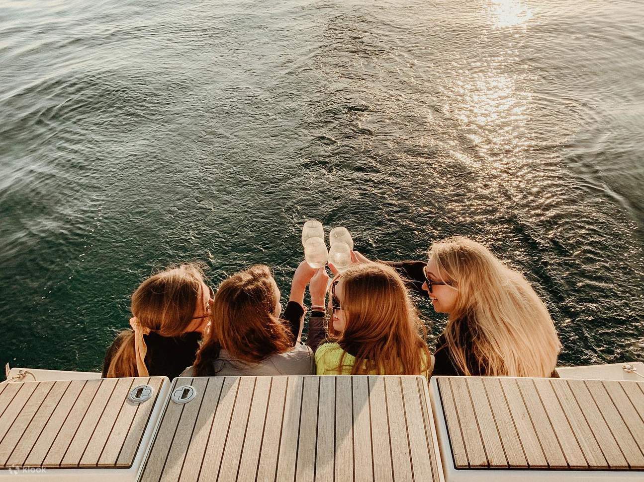 berinteraksi dengan laut