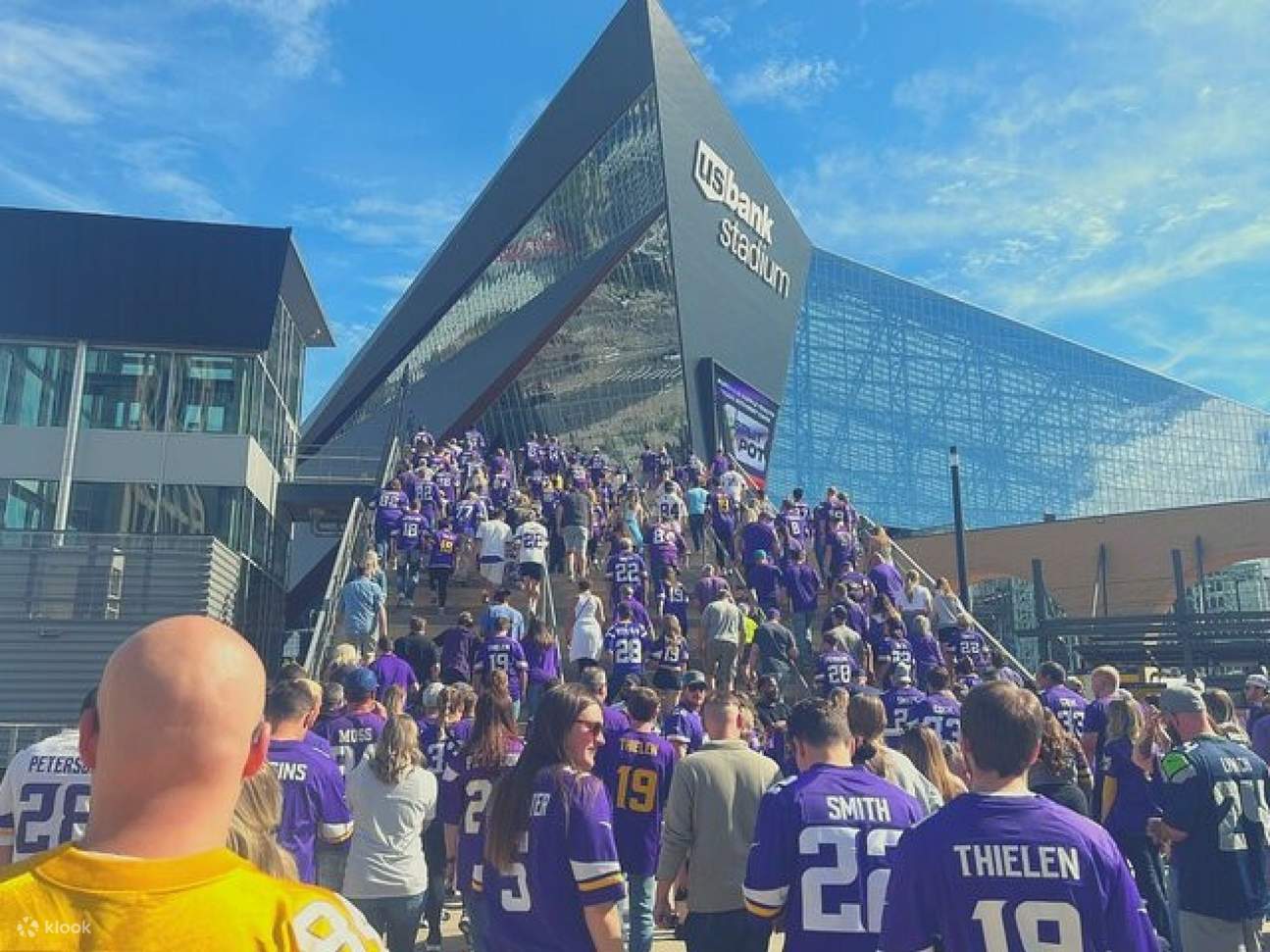 Alami suasana yang memukau dengan lebih daripada 60,000 peminat Vikings yang bersemangat