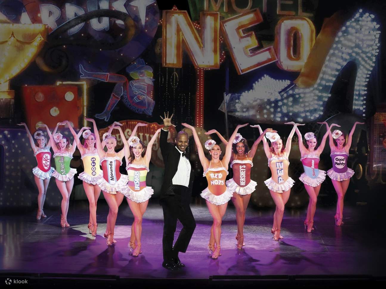 Trải nghiệm những vũ công Las Vegas mang tính biểu tượng thắp sáng sân khấu bằng những màn trình diễn rực rỡ