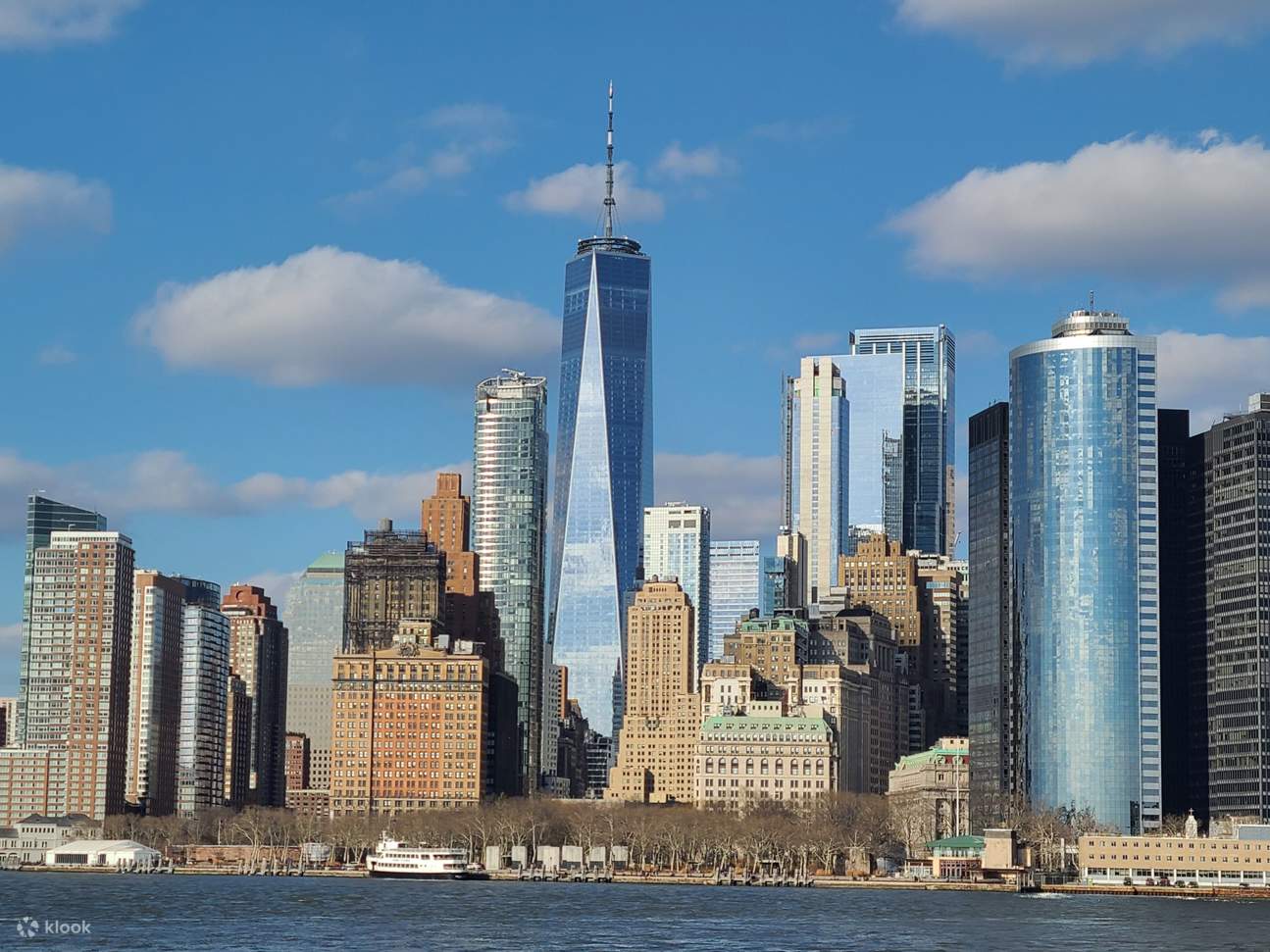 フリーダムタワーがそびえ立つ、世界的に有名なマンハッタンのスカイラインをご堪能ください