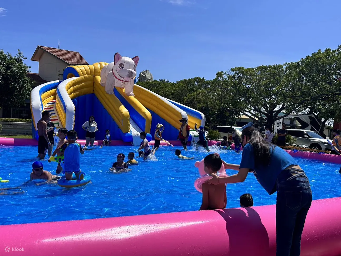 【墾丁大灣樂園】設有大型充氣滑水道、親子戲水池、水彈對戰區，一票到底，適合全家大小一起玩水消暑！