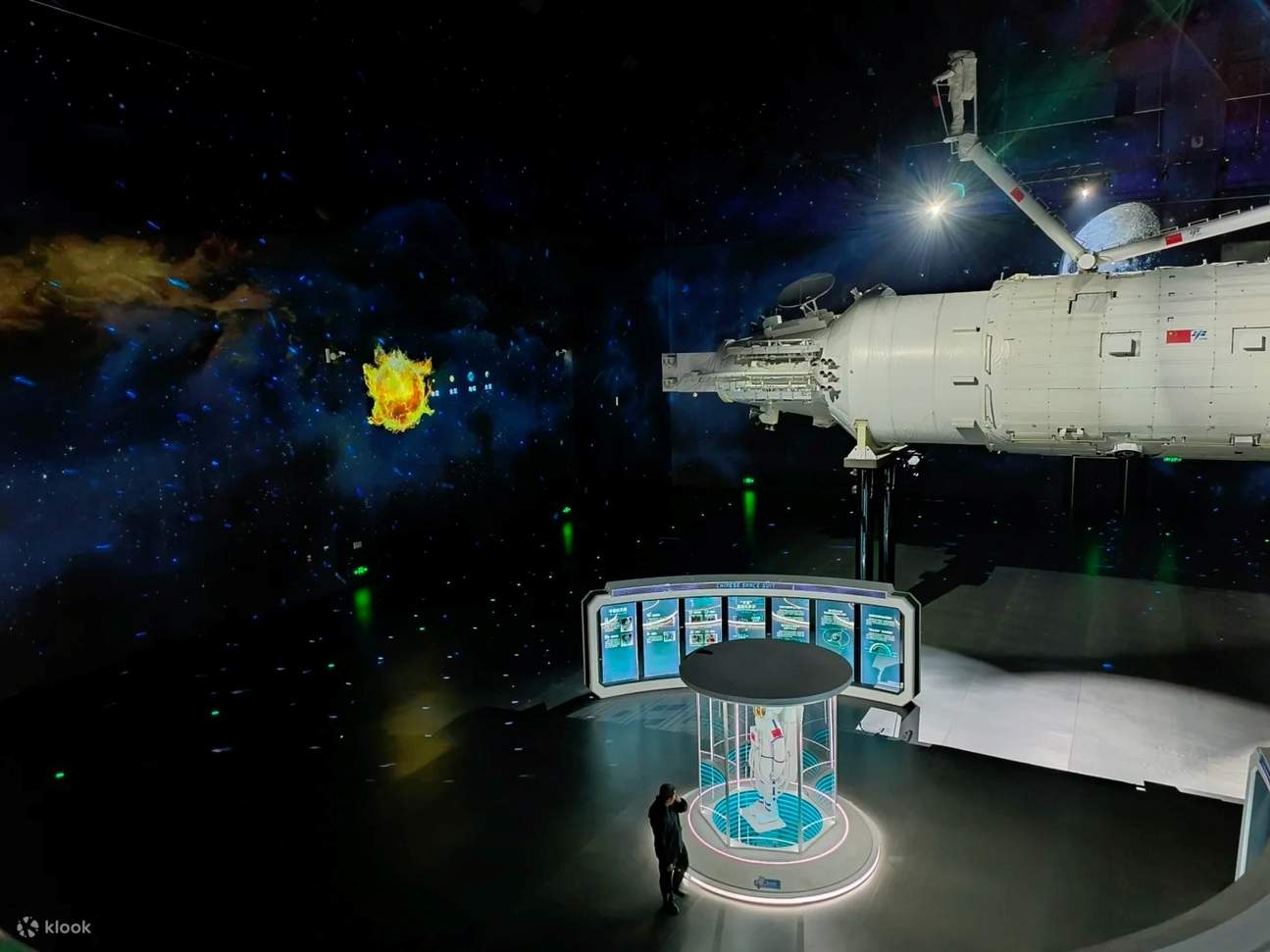 สร้างบรรยากาศจำลองอวกาศเพื่อจัดแสดงความสำเร็จด้านอวกาศ ความรู้ด้านวิทยาศาสตร์อวกาศ ทำให้ผู้เข้าชมได้สัมผัสประสบการณ์การสำรวจอวกาศและศักยภาพด้านอวกาศของจีนอย่างดื่มด่ำ