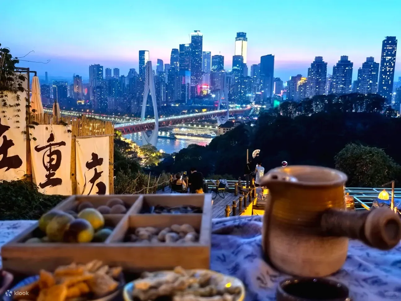 你还可以与家人朋友坐在这里聊聊天，看看夜景，真的很有氛围感。