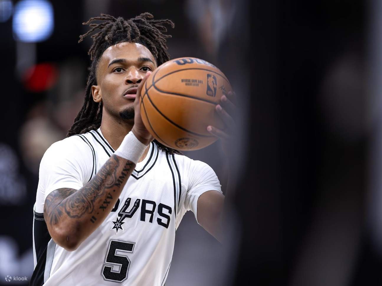 Cattura momenti memorabili mentre gli Spurs mostrano un lavoro di squadra distintivo e uno stile di gioco disciplinato.