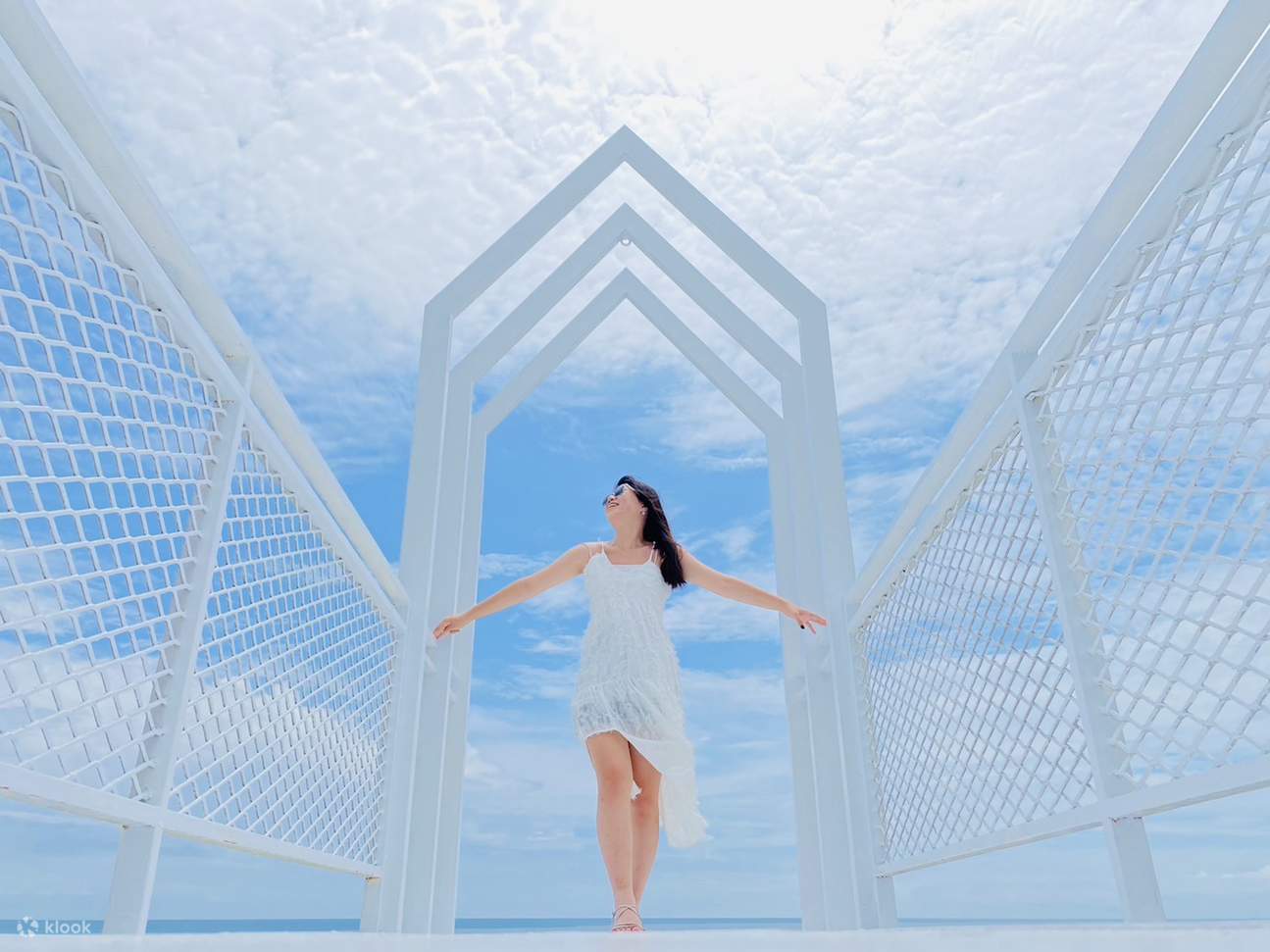 女生在与装置艺术拍照