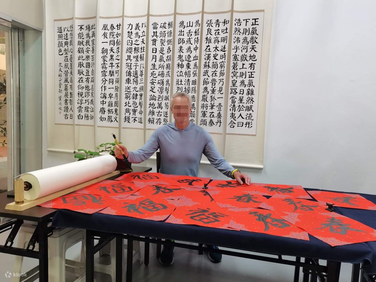 người vẽ thư pháp