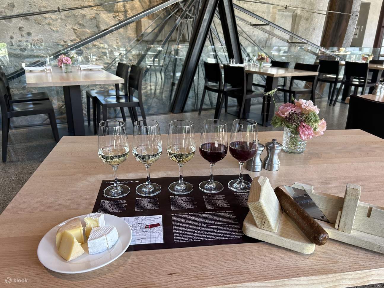 Degusta 5 vini eccellenti prodotti artigianalmente da noi. Dalla vigna alla botte. Il tutto accompagnato da formaggi del nostro caseificio e salumi del nostro macellaio.