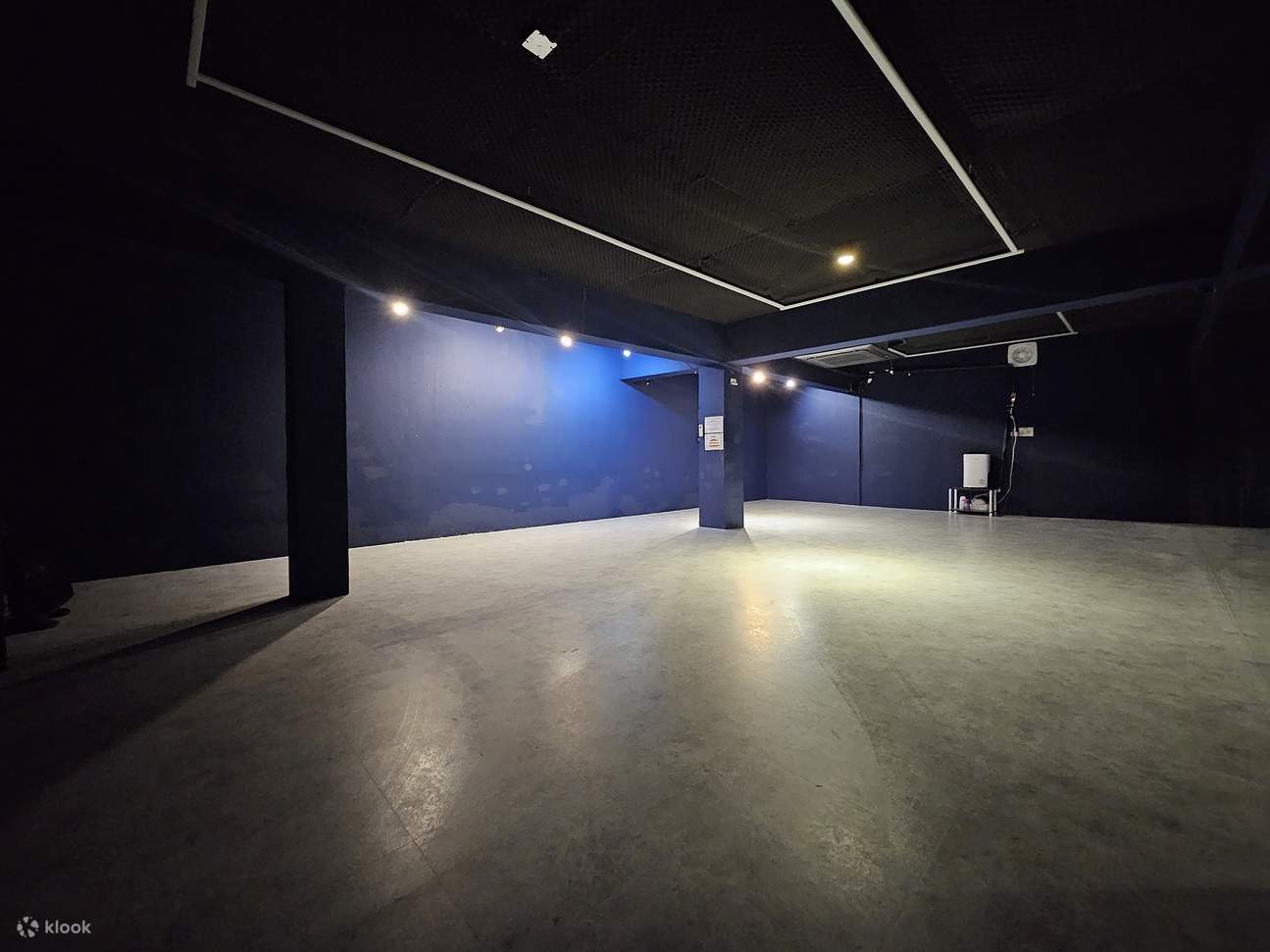 🏢 Studio yang besar dan luas bermakna anda boleh berlatih gerakan anda dengan bebas dan berasa seperti seorang profesional.