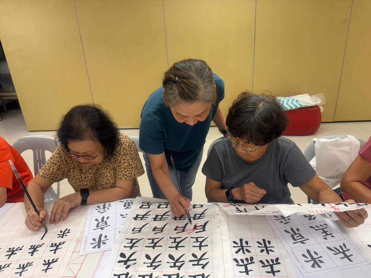 Taller de arte guiado para personas mayores en Singapur