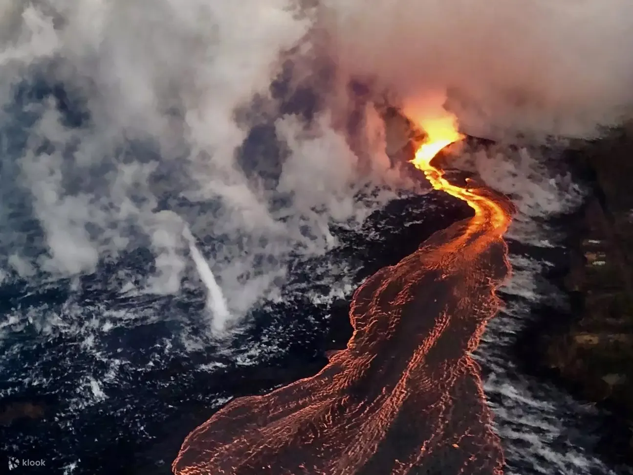 从上方捕捉熔岩流穿过夏威夷火山地形的景象