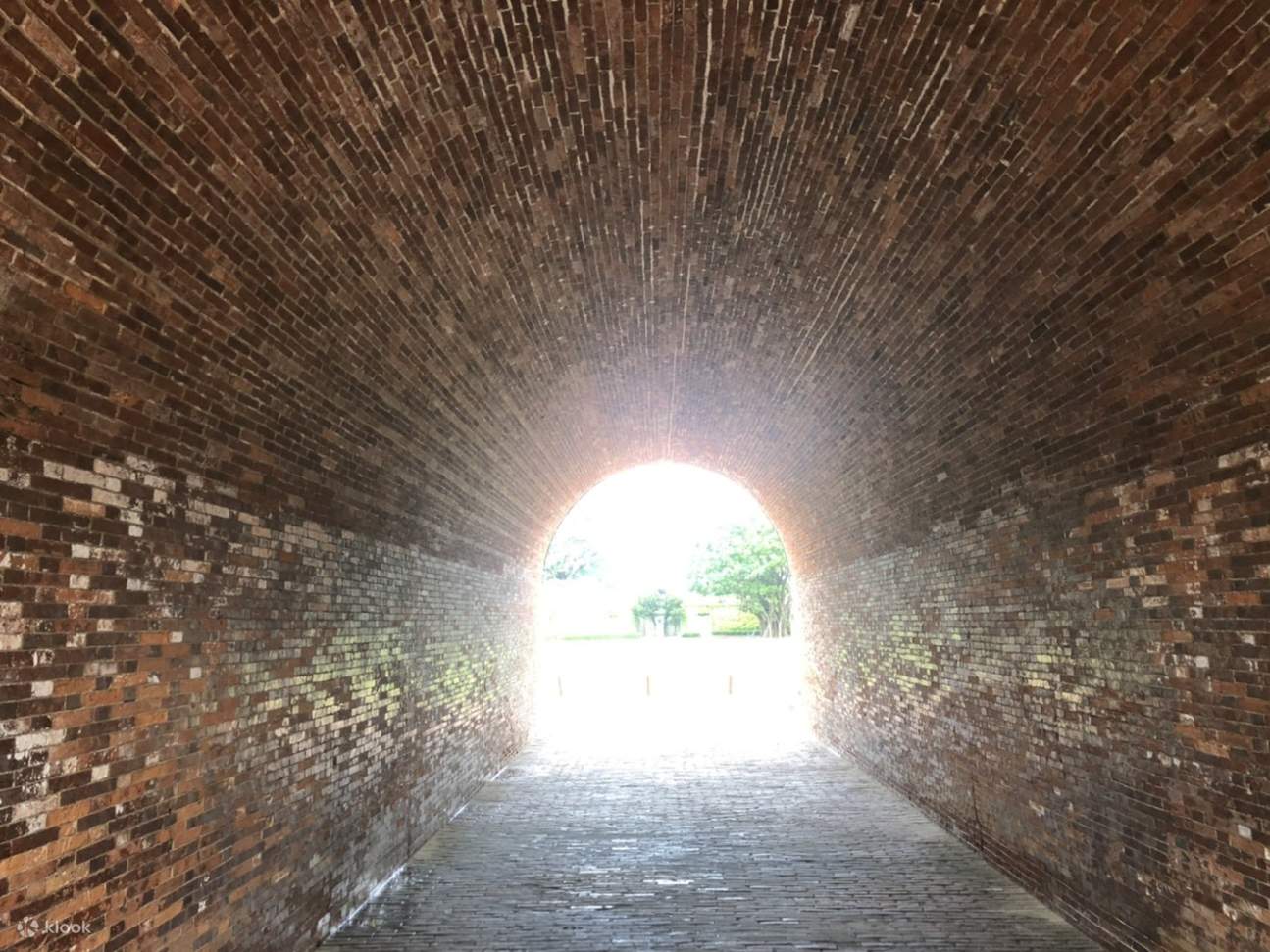 圓拱形的隧道式城門洞連通到砲台內，像進入到時光隧道，穿越古今