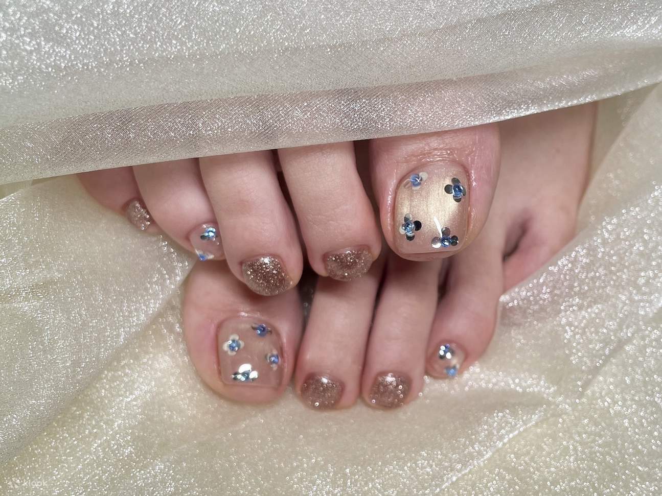 提供手足豐富設計，特別是足部美甲，在旅行和出遊時尤為受歡迎。