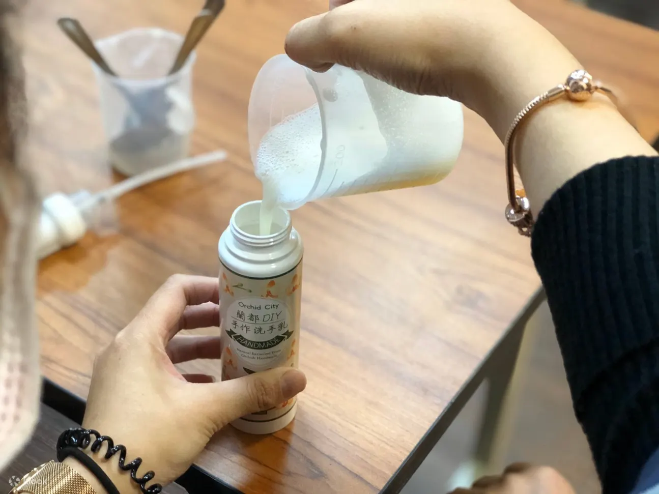 添加绿茶精油，有效清洁手部的脏污细菌，温和彻底洗净双手