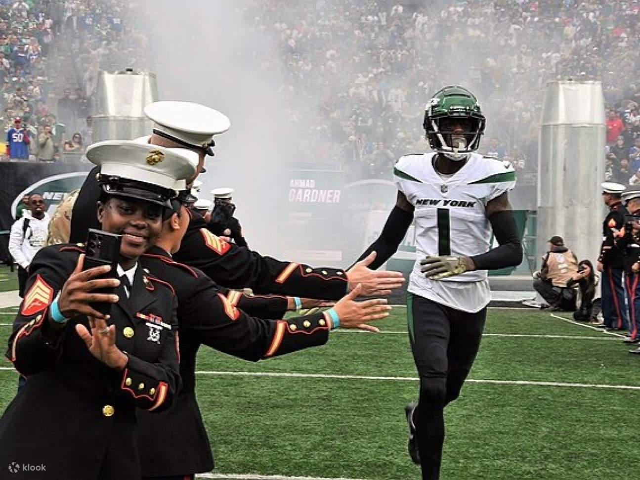 體育場的巨型螢幕向球迷們熱情問候，展現綠色驕傲，並聚焦在地英雄人物