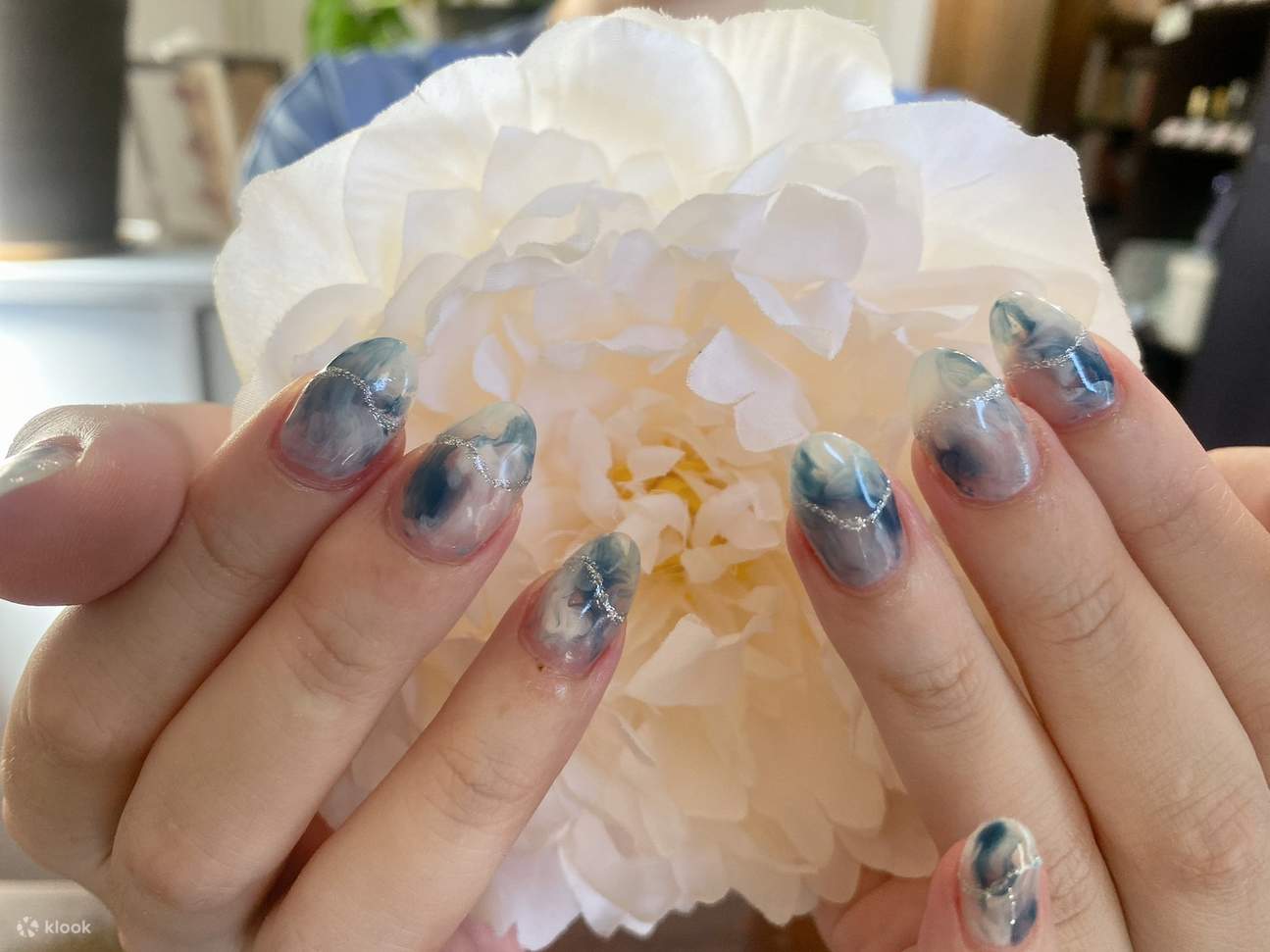 Use products made in Japan to ensure quality and peace of mind, allowing customers to enjoy nail care with confidence.