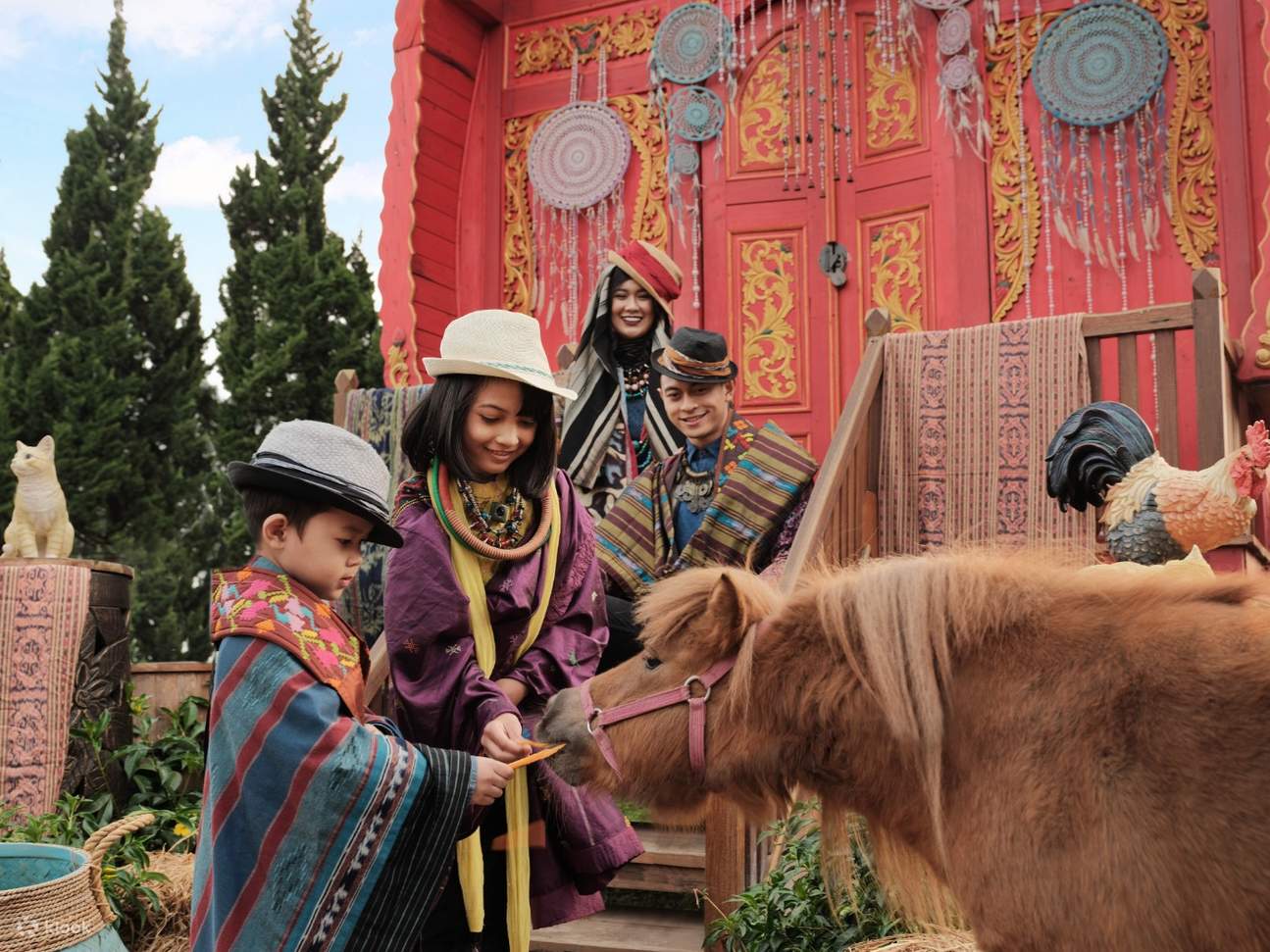 anak-anak memberi makan hewan di fairy garden bandung