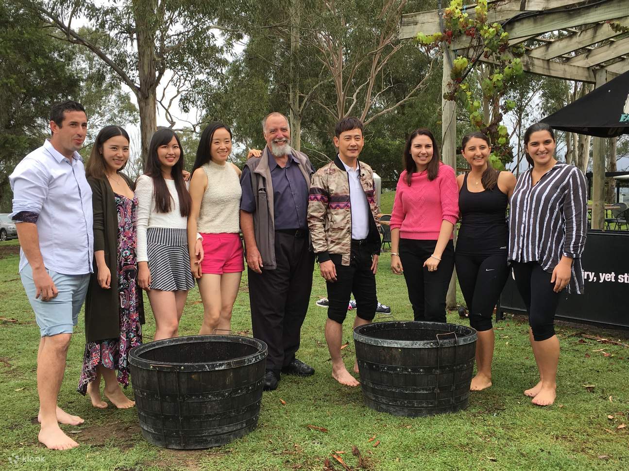 Фотография группы и дубовых бочек