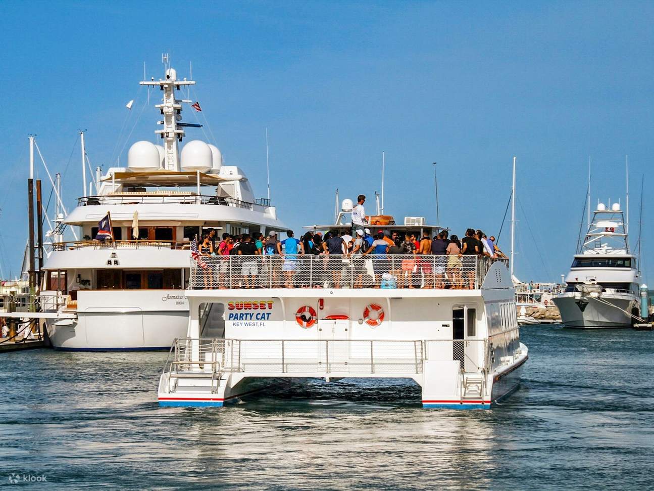 在波光粼粼的海面上巡游，同时沉浸在美丽的海岸景色中