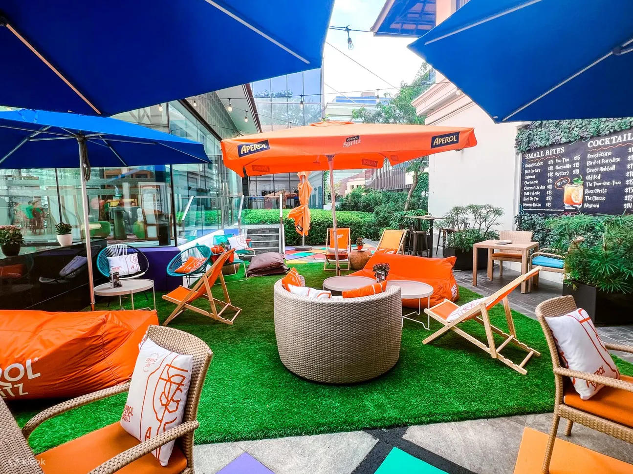 允许携带宠物的 Alfresco Hotel Indigo Garden 提供 Aperol Spritz