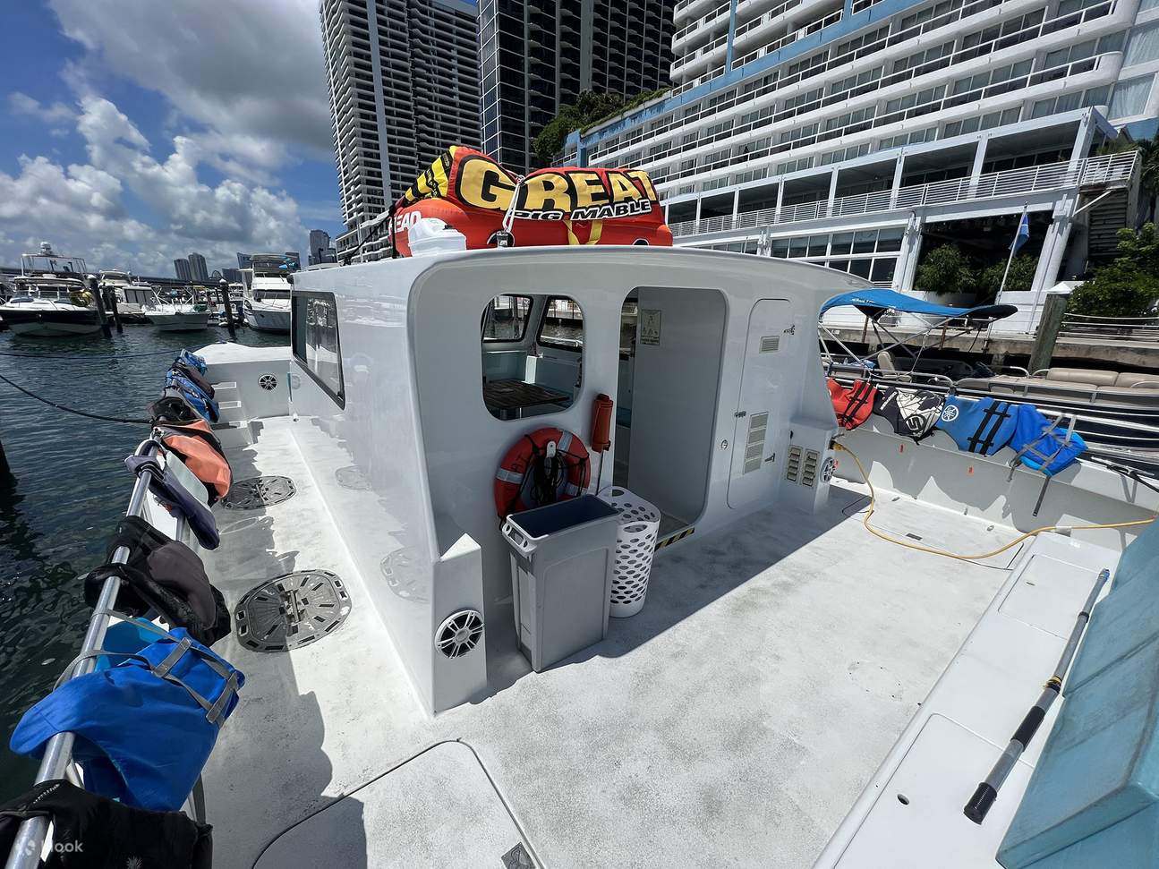 ล่องเรือชมชายฝั่งที่มีชีวิตชีวาของ ไมอามี บนเรือปาร์ตี้ พร้อมวิวสวยๆ และบรรยากาศสุดมันส์