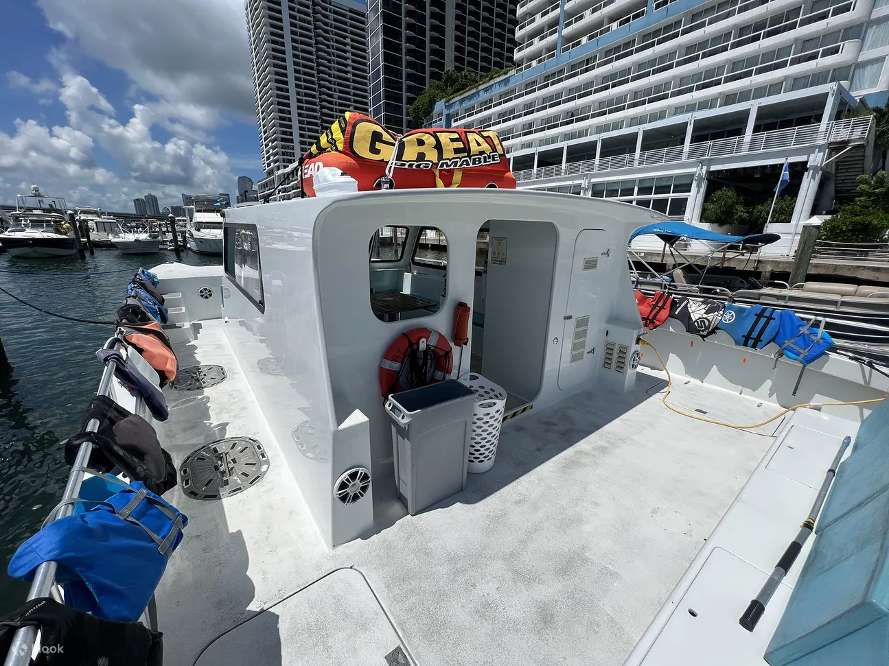 乘坐派对游船，畅游充满活力的迈阿密海岸线，欣赏美景，感受氛围