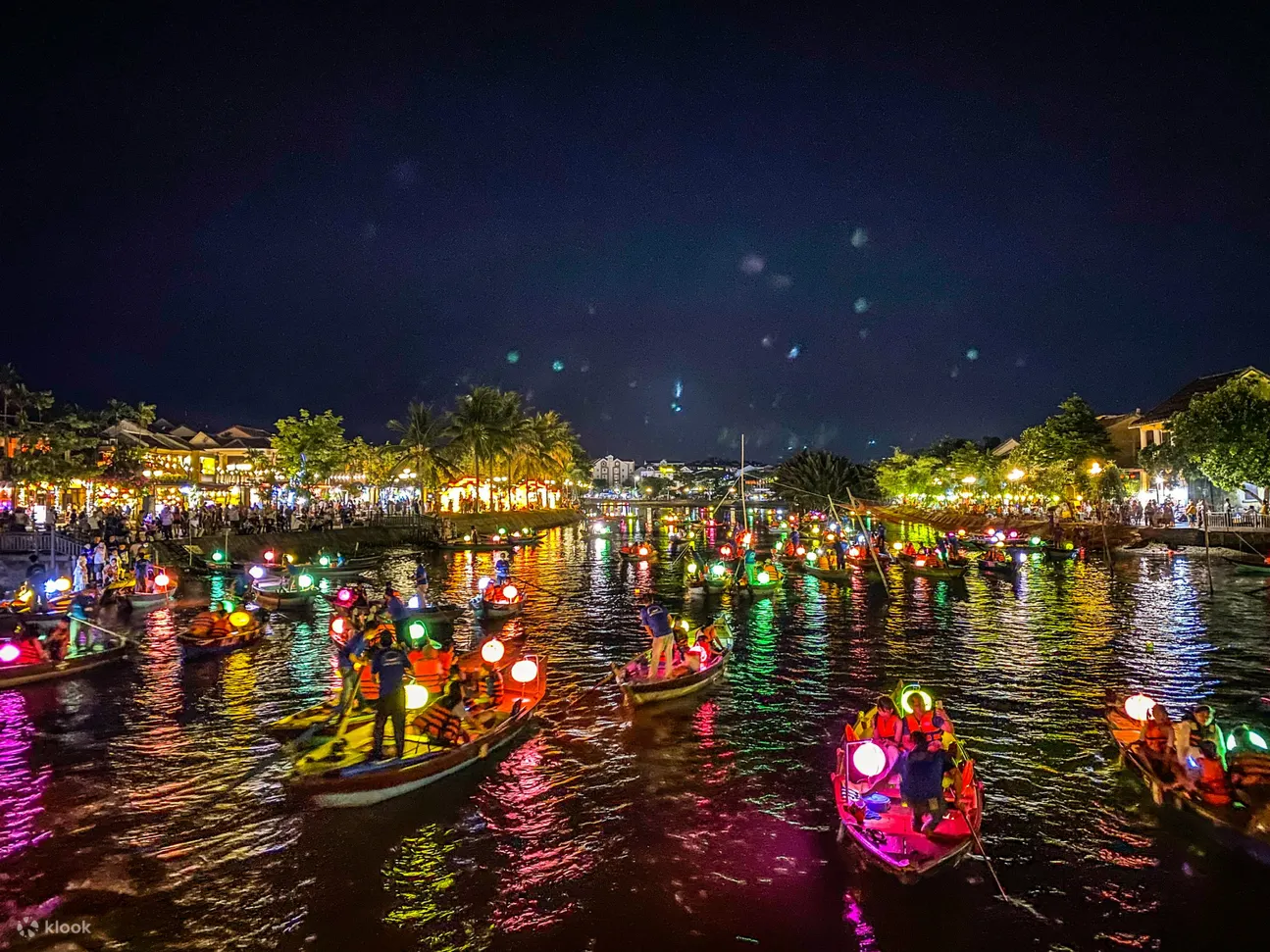Release-the-lantern-on-Hoai-river-with-the-best-wishes