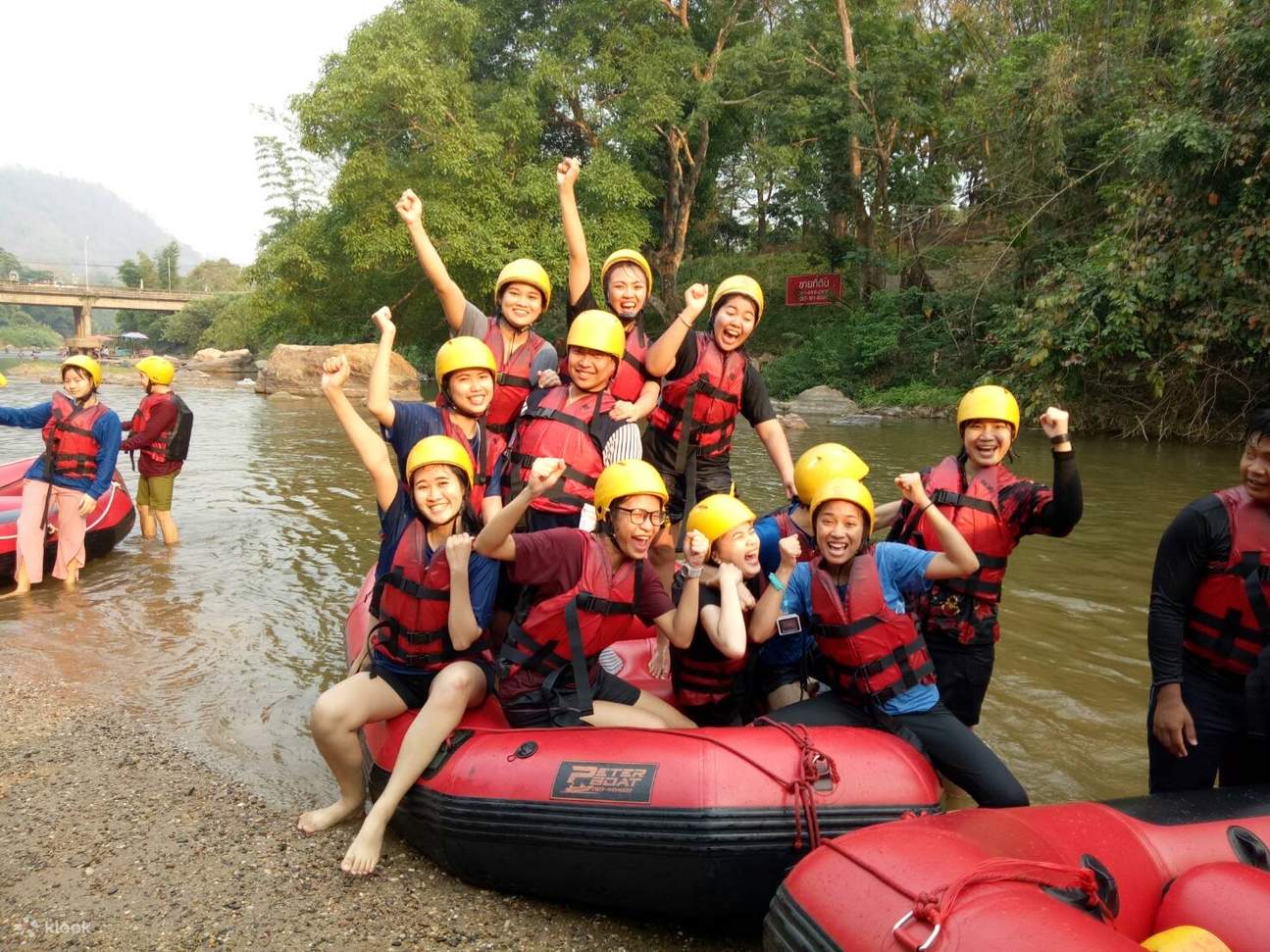 La foto di gruppo è stata scattata durante il rafting a Mae Taeng