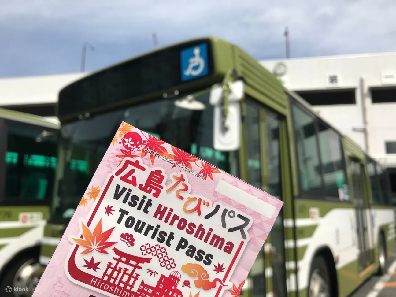 广岛旅游通行证被扣留；有一辆公共汽车的景色