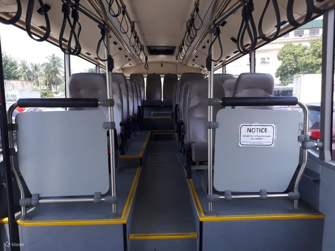 Photo de sièges de bus avec des barres d'appui