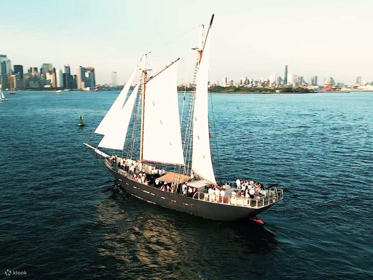 상쾌한 바람과 함께 아름다운 항구의 랜드마크를 한눈에 담아보세요.