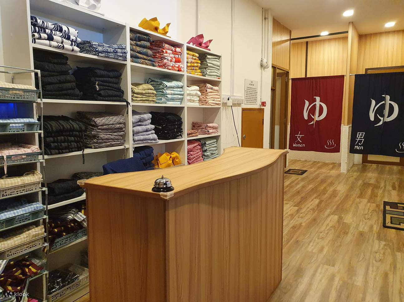 유카타 또는 진베이를 선택하세요 (프라이빗 온천 고객 전용). 공용 온천 고객의 경우 유카타 대여 시 1인당 $10의 추가 요금이 부과됩니다.