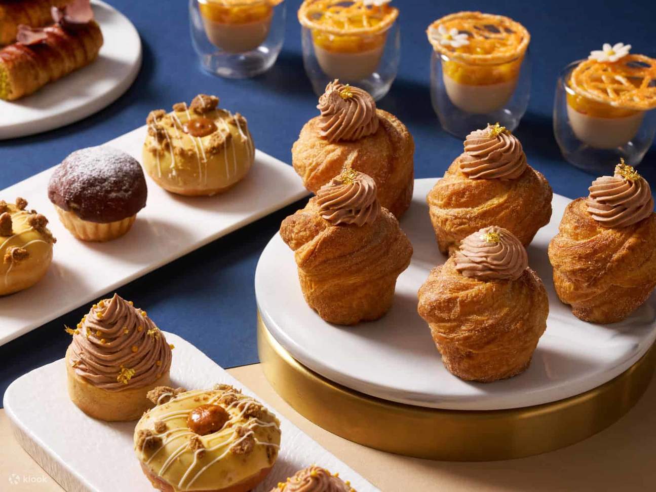 Gran buffet del tè pomeridiano al cioccolato e castagne