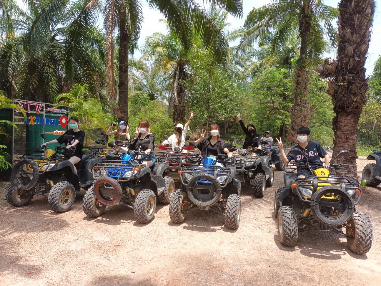 在丛林中驾驶 ATV