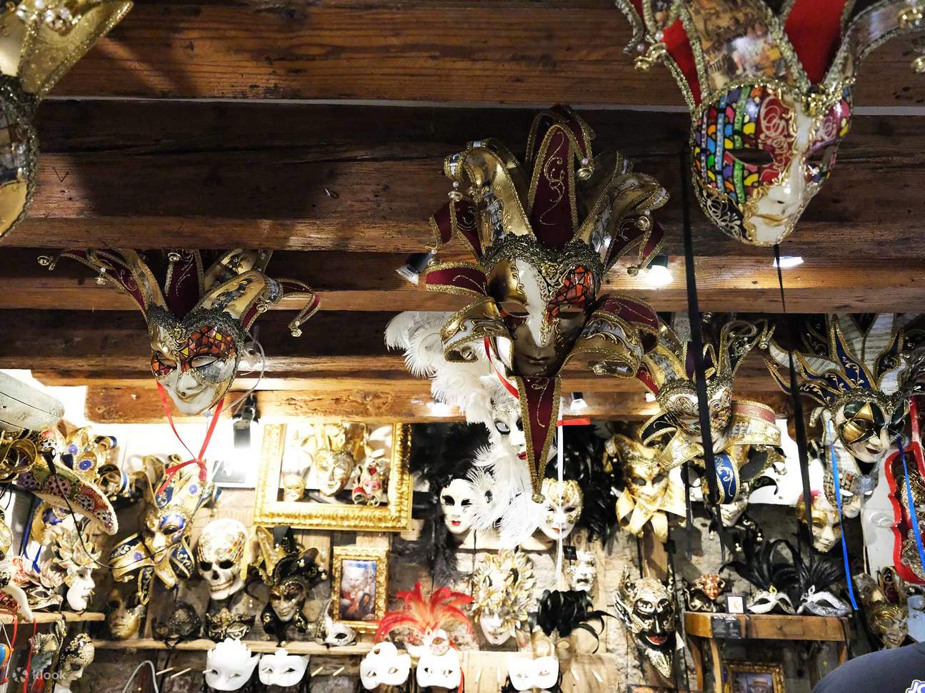 Laboratorio di creazione maschere di carnevale a Venezia