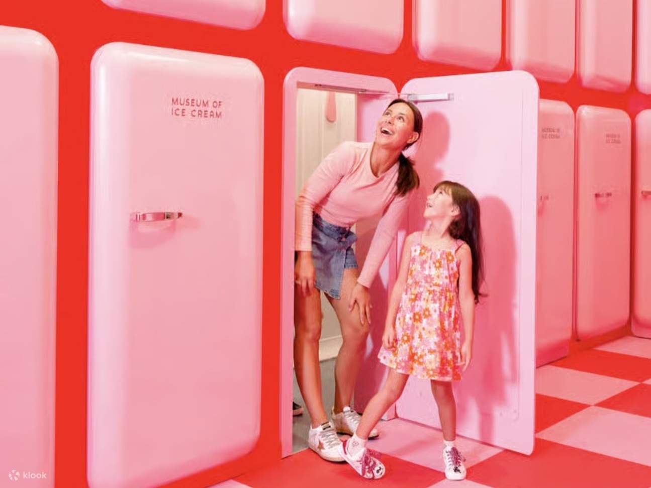 Почувствуйте Cream Liner, приключение в стиле 60-х, посвященное авиации и мороженому