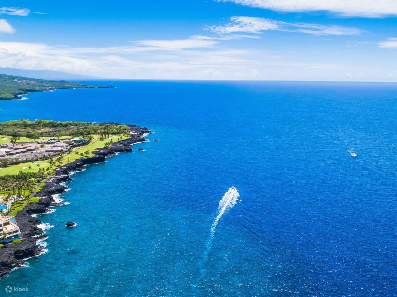 息をのむような美しい海岸線の景色を上空から眺め、コナの海が織りなす鮮やかな青色のグラデーションをご堪能ください。