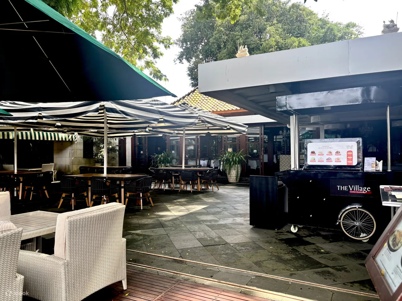 The Village Restaurant and Lounge 的用餐体验